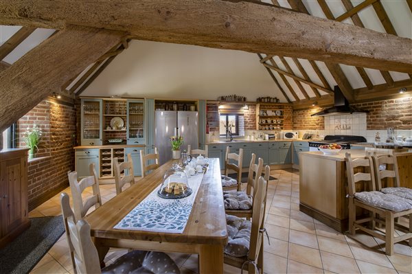 Fully fitted Kitchen with dining area for 10 plus guests Fully fitted Kitchen with dining area for 10 plus guests